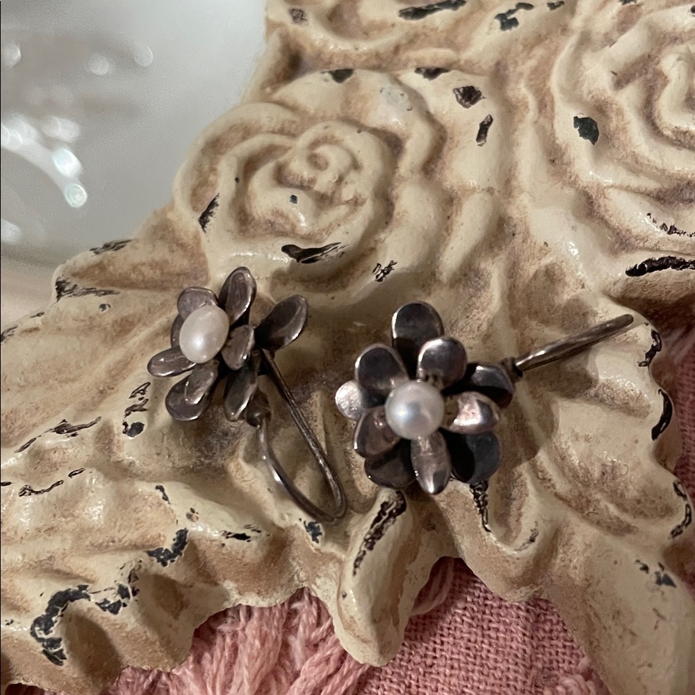 Beautiful Silpada 925 stamped Sterling Silver & Pearl Floral 3/4” Drop Earrings